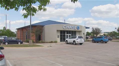 Cedar Park Police: Bank jugging victim went after, shot suspect